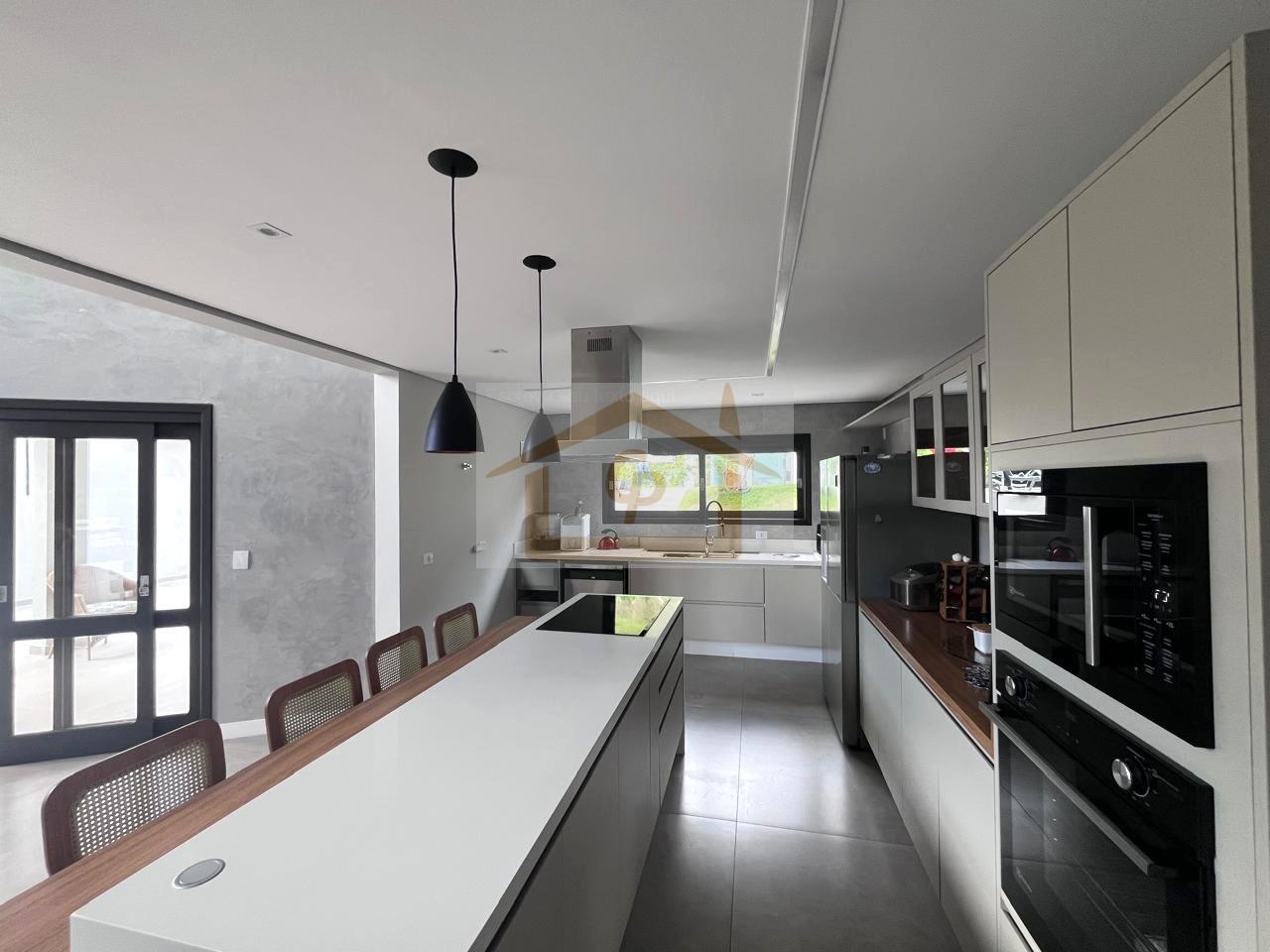 Casa Sustent&aacute;vel de Alto Padr&atilde;o | 5 Su&iacute;tes | 550m&sup2; | Mobiliada Rua São Fernando Jandira - 