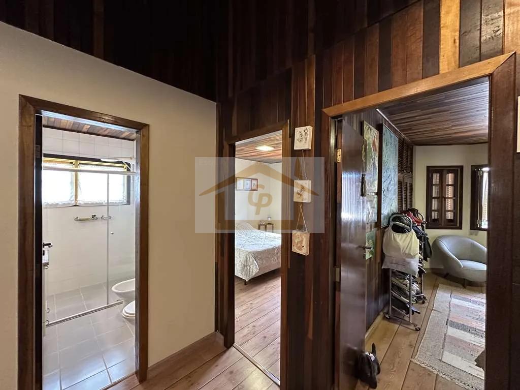 R&uacute;stica, avarandada, Mista alvenaria e madeira de lei, 3 dorms/1ste, gourmet, lareira! Rua Azaléia Jandira - 