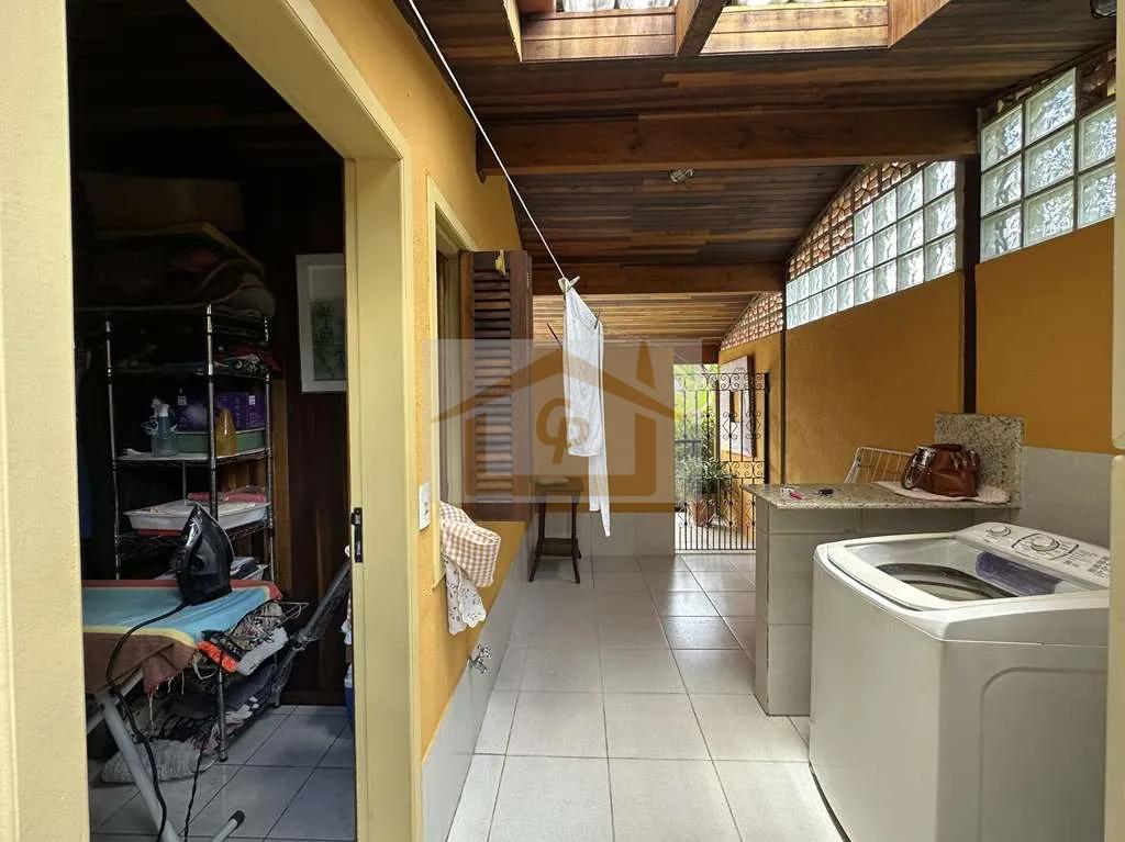 R&uacute;stica, avarandada, Mista alvenaria e madeira de lei, 3 dorms/1ste, gourmet, lareira! Rua Azaléia Jandira - 