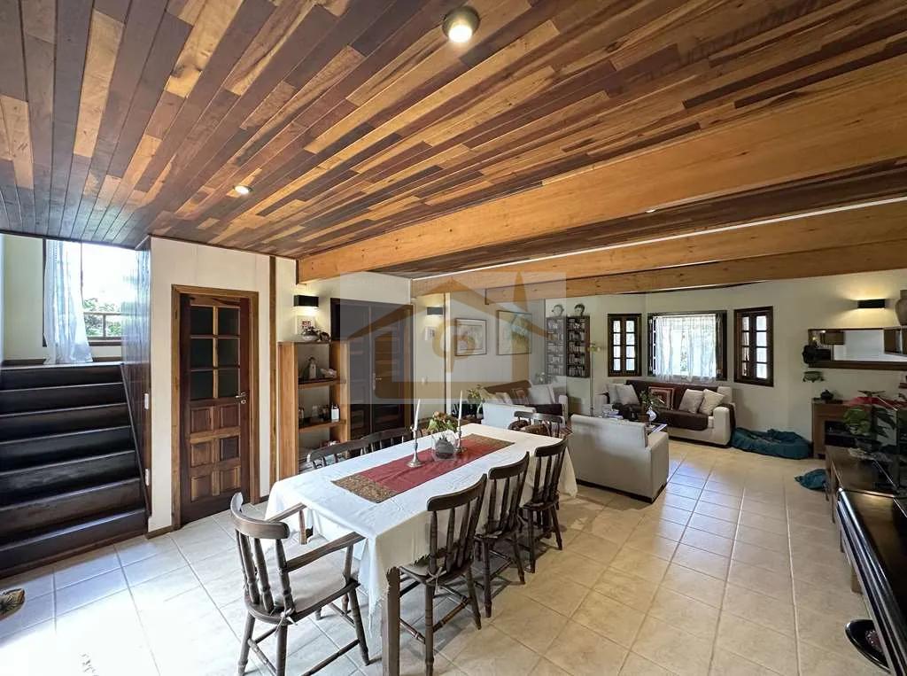 R&uacute;stica, avarandada, Mista alvenaria e madeira de lei, 3 dorms/1ste, gourmet, lareira! Rua Azaléia Jandira - 
