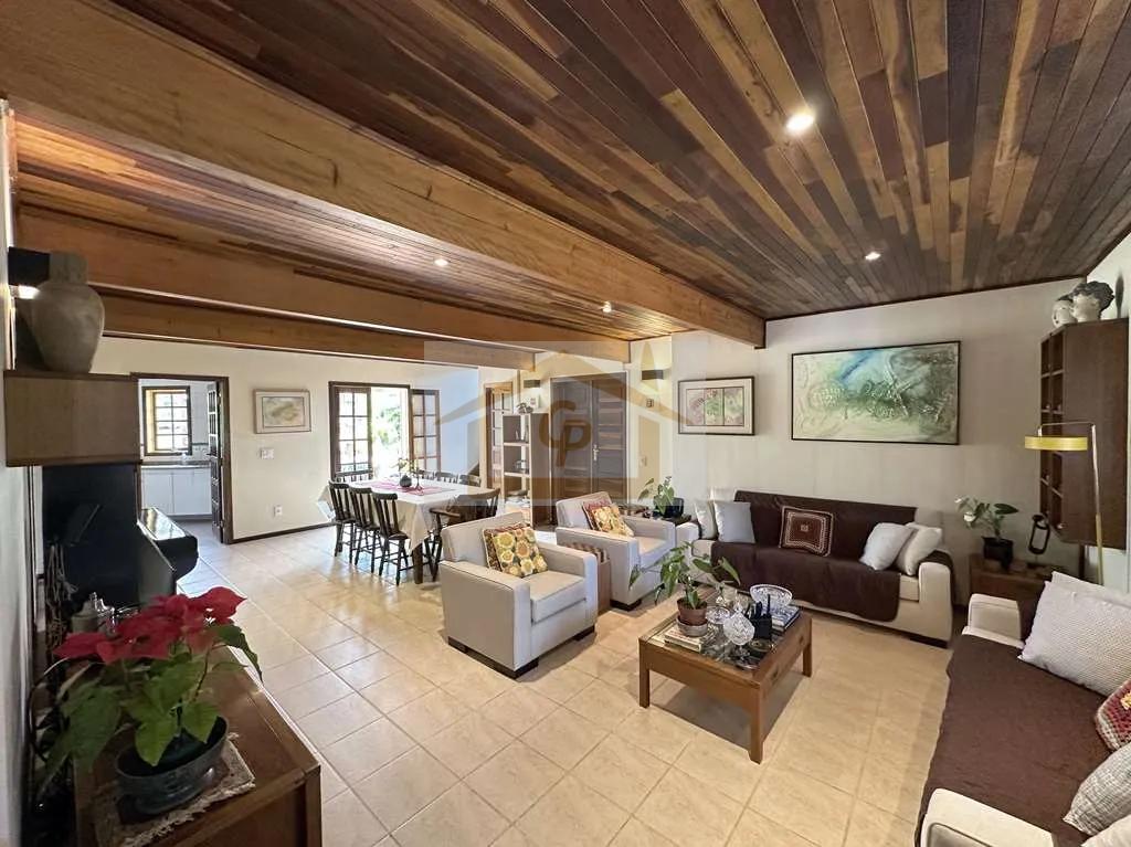 R&uacute;stica, avarandada, Mista alvenaria e madeira de lei, 3 dorms/1ste, gourmet, lareira! Rua Azaléia Jandira - 