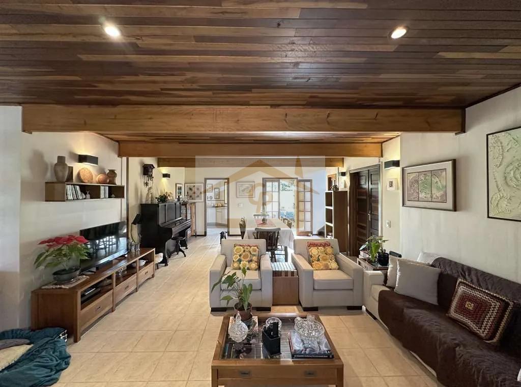 R&uacute;stica, avarandada, Mista alvenaria e madeira de lei, 3 dorms/1ste, gourmet, lareira! Rua Azaléia Jandira - 
