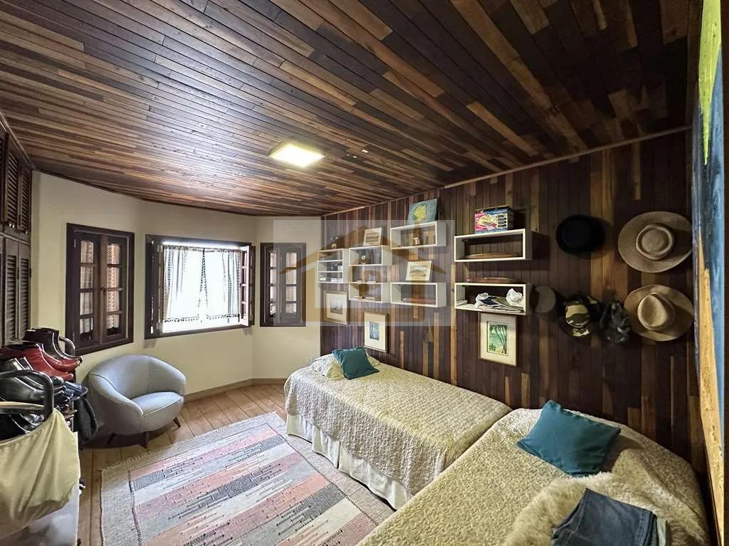 R&uacute;stica, avarandada, Mista alvenaria e madeira de lei, 3 dorms/1ste, gourmet, lareira! Rua Azaléia Jandira - 