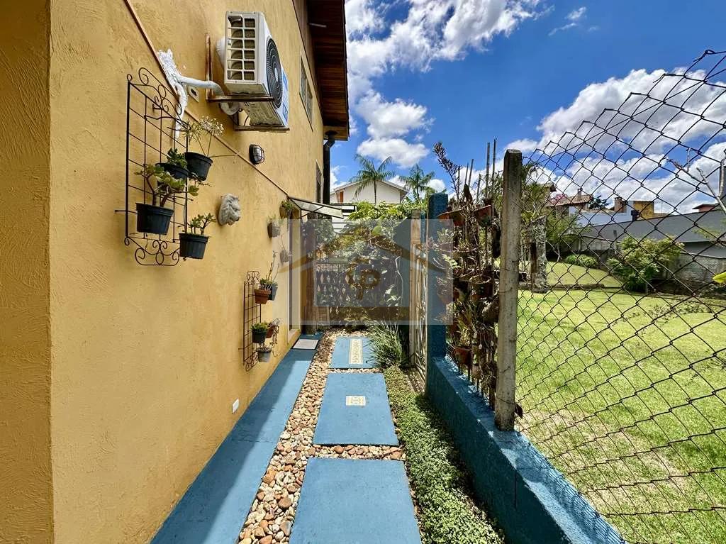 R&uacute;stica, avarandada, Mista alvenaria e madeira de lei, 3 dorms/1ste, gourmet, lareira! Rua Azaléia Jandira - 