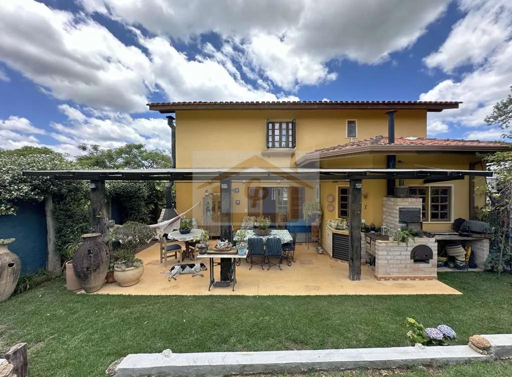 R&uacute;stica, avarandada, Mista alvenaria e madeira de lei, 3 dorms/1ste, gourmet, lareira! Rua Azaléia Jandira - 