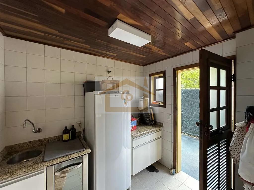 R&uacute;stica, avarandada, Mista alvenaria e madeira de lei, 3 dorms/1ste, gourmet, lareira! Rua Azaléia Jandira - 