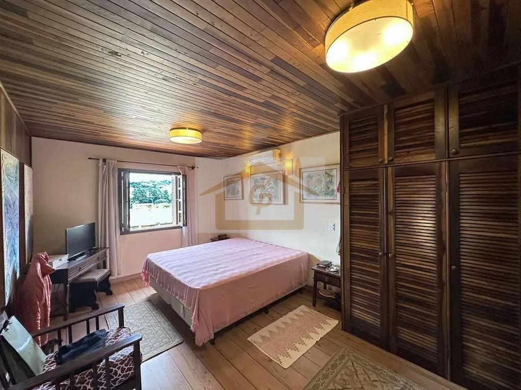 R&uacute;stica, avarandada, Mista alvenaria e madeira de lei, 3 dorms/1ste, gourmet, lareira! Rua Azaléia Jandira - 