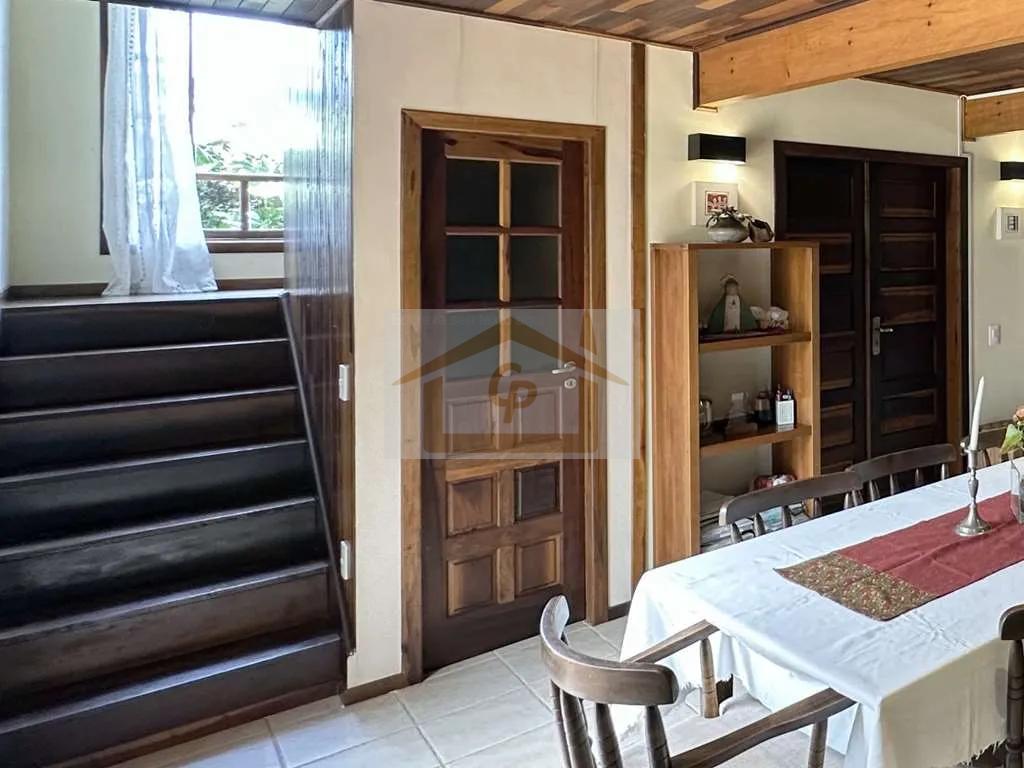 R&uacute;stica, avarandada, Mista alvenaria e madeira de lei, 3 dorms/1ste, gourmet, lareira! Rua Azaléia Jandira - 
