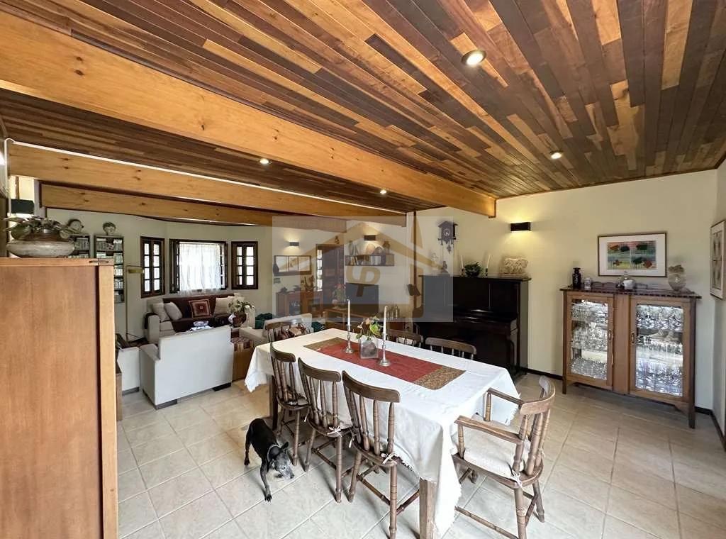 R&uacute;stica, avarandada, Mista alvenaria e madeira de lei, 3 dorms/1ste, gourmet, lareira! Rua Azaléia Jandira - 