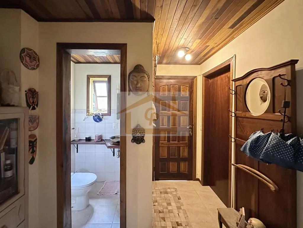 R&uacute;stica, avarandada, Mista alvenaria e madeira de lei, 3 dorms/1ste, gourmet, lareira! Rua Azaléia Jandira - 