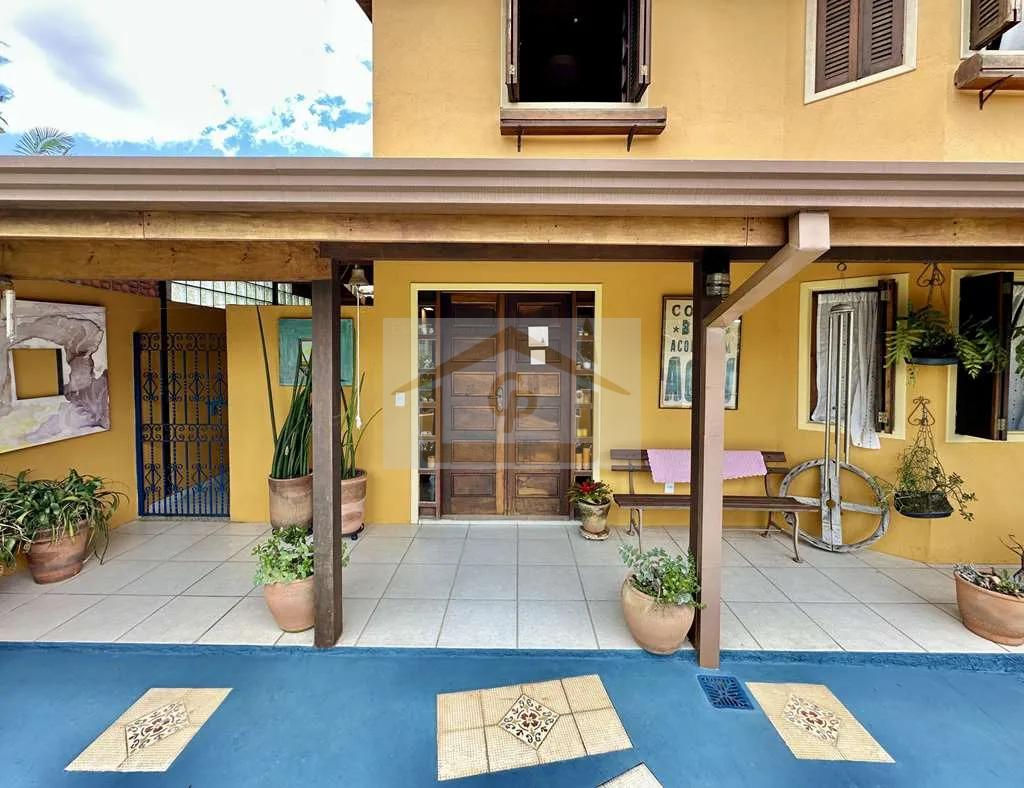 R&uacute;stica, avarandada, Mista alvenaria e madeira de lei, 3 dorms/1ste, gourmet, lareira! Rua Azaléia Jandira - 