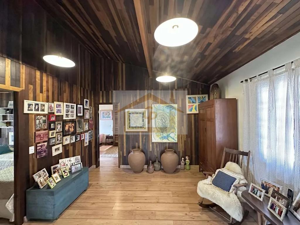 R&uacute;stica, avarandada, Mista alvenaria e madeira de lei, 3 dorms/1ste, gourmet, lareira! Rua Azaléia Jandira - 