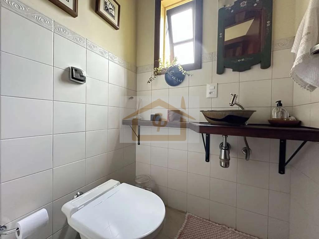 R&uacute;stica, avarandada, Mista alvenaria e madeira de lei, 3 dorms/1ste, gourmet, lareira! Rua Azaléia Jandira - 