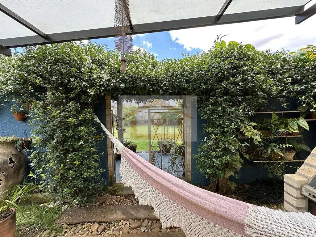 R&uacute;stica, avarandada, Mista alvenaria e madeira de lei, 3 dorms/1ste, gourmet, lareira! Rua Azaléia Jandira - 