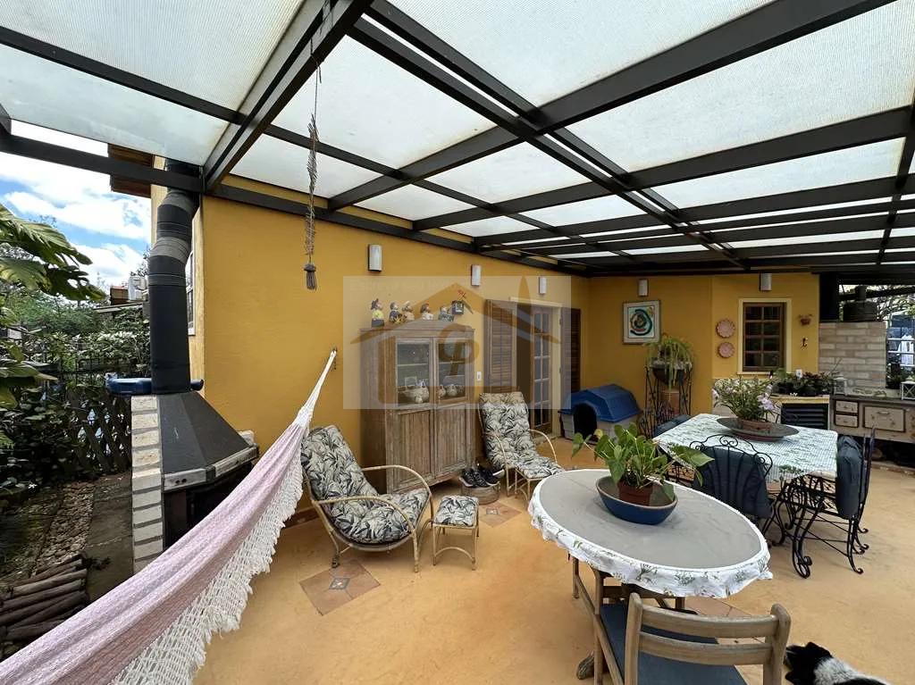 R&uacute;stica, avarandada, Mista alvenaria e madeira de lei, 3 dorms/1ste, gourmet, lareira! Rua Azaléia Jandira - 