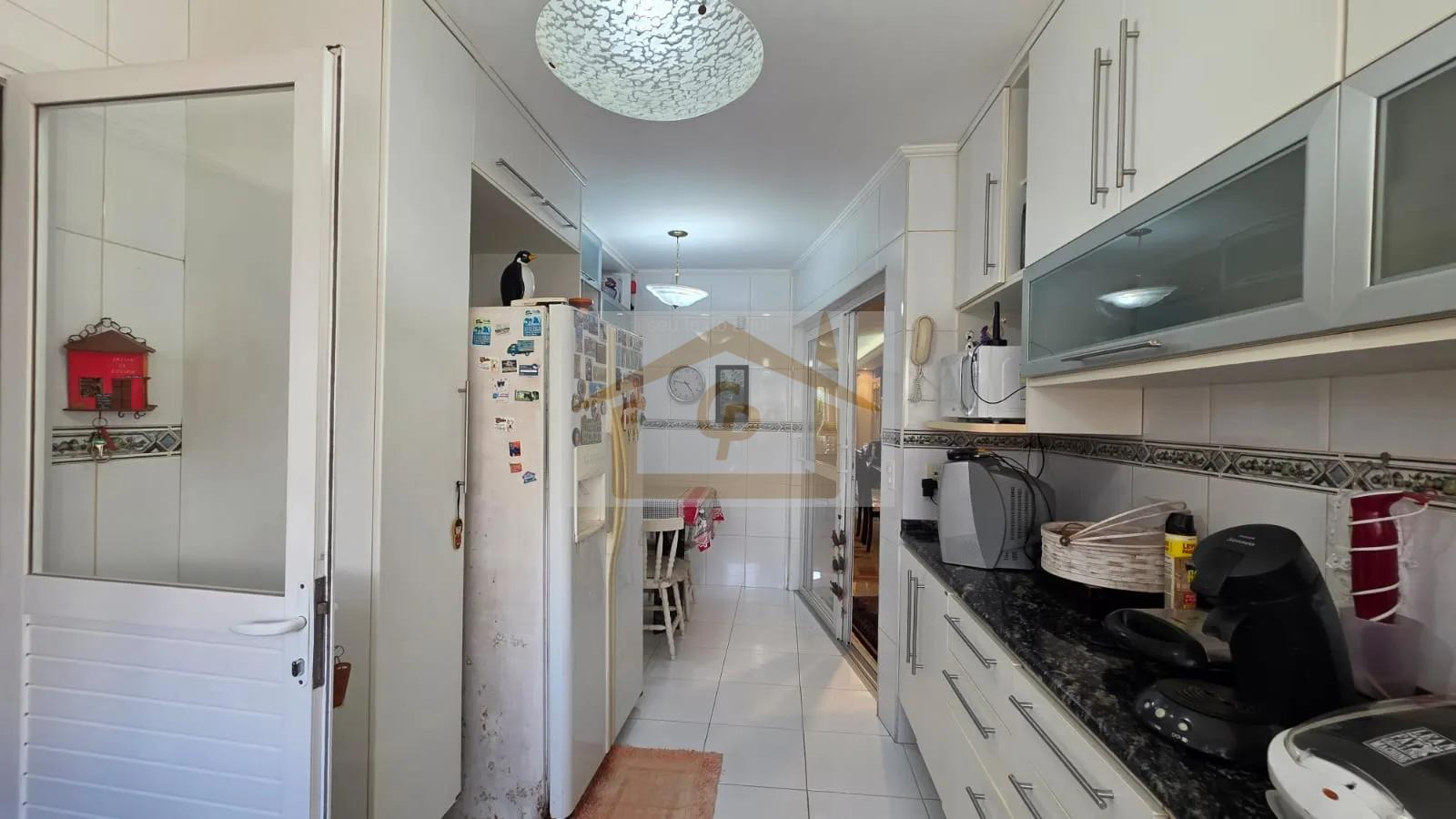 CASA T&Eacute;RREA EM CONDOM&Iacute;NIO FECHADO!!! 3 Su&iacute;tes, 6 vagas *piscina  Cotia - 
