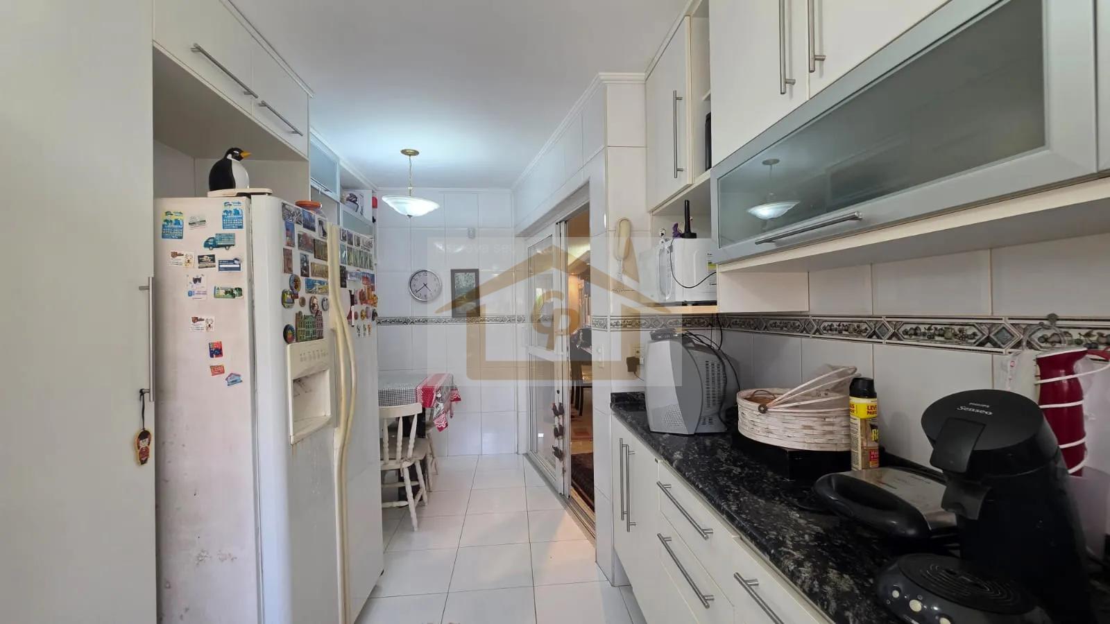 CASA T&Eacute;RREA EM CONDOM&Iacute;NIO FECHADO!!! 3 Su&iacute;tes, 6 vagas *piscina  Cotia - 