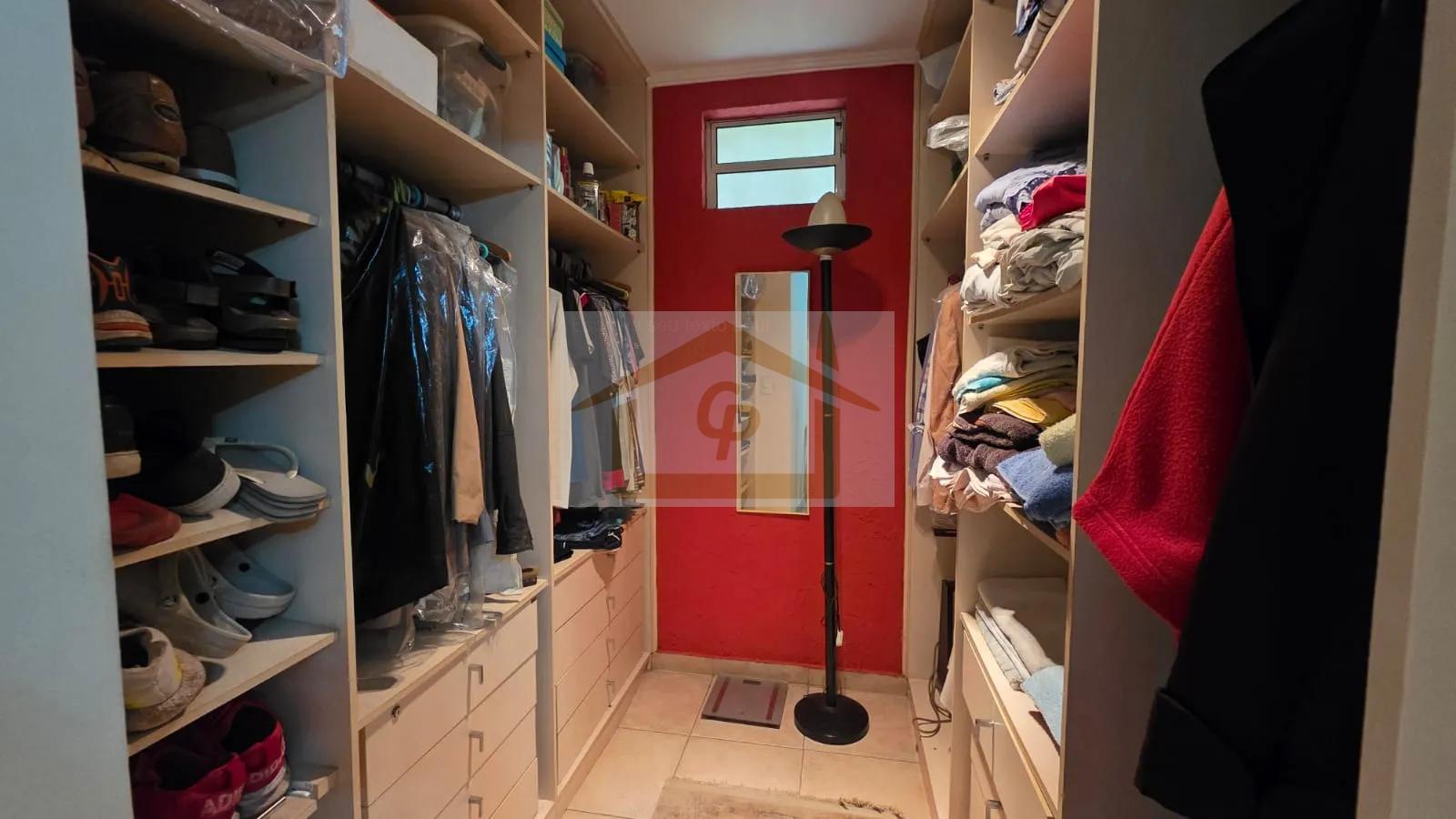 CASA T&Eacute;RREA EM CONDOM&Iacute;NIO FECHADO!!! 3 Su&iacute;tes, 6 vagas *piscina  Cotia - 