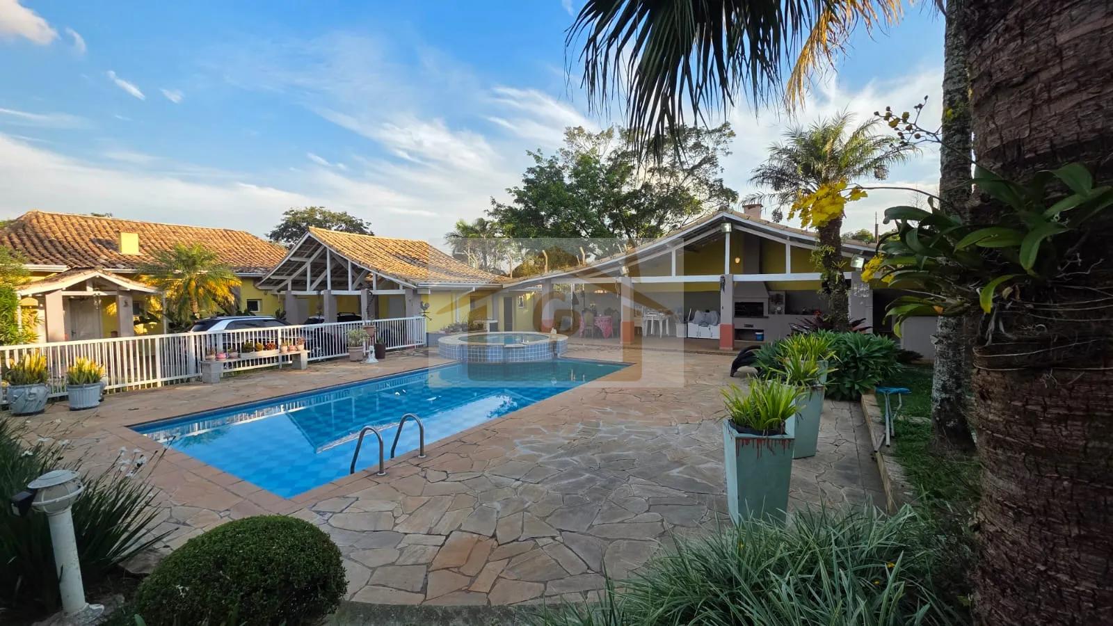 CASA T&Eacute;RREA EM CONDOM&Iacute;NIO FECHADO!!! 3 Su&iacute;tes, 6 vagas *piscina  Cotia - 
