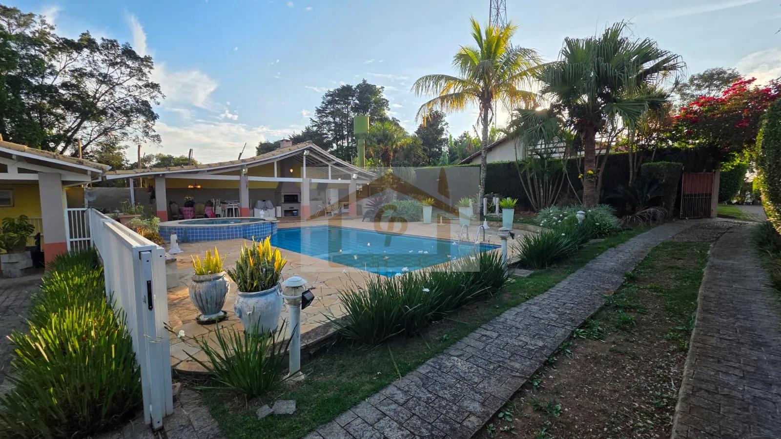 CASA T&Eacute;RREA EM CONDOM&Iacute;NIO FECHADO!!! 3 Su&iacute;tes, 6 vagas *piscina  Cotia - 
