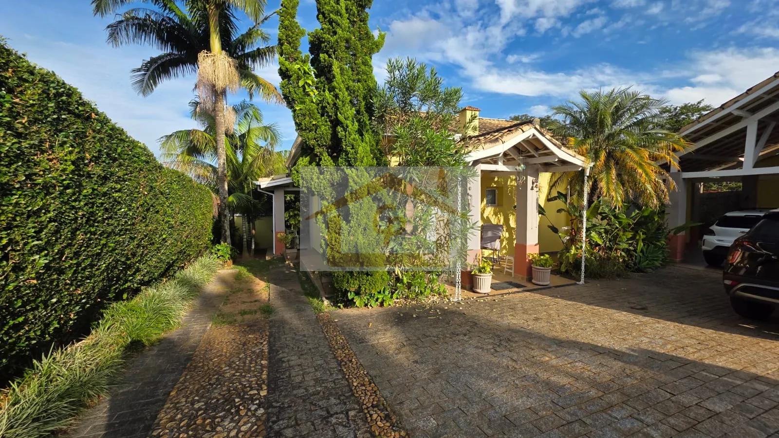 CASA T&Eacute;RREA EM CONDOM&Iacute;NIO FECHADO!!! 3 Su&iacute;tes, 6 vagas *piscina  Cotia - 