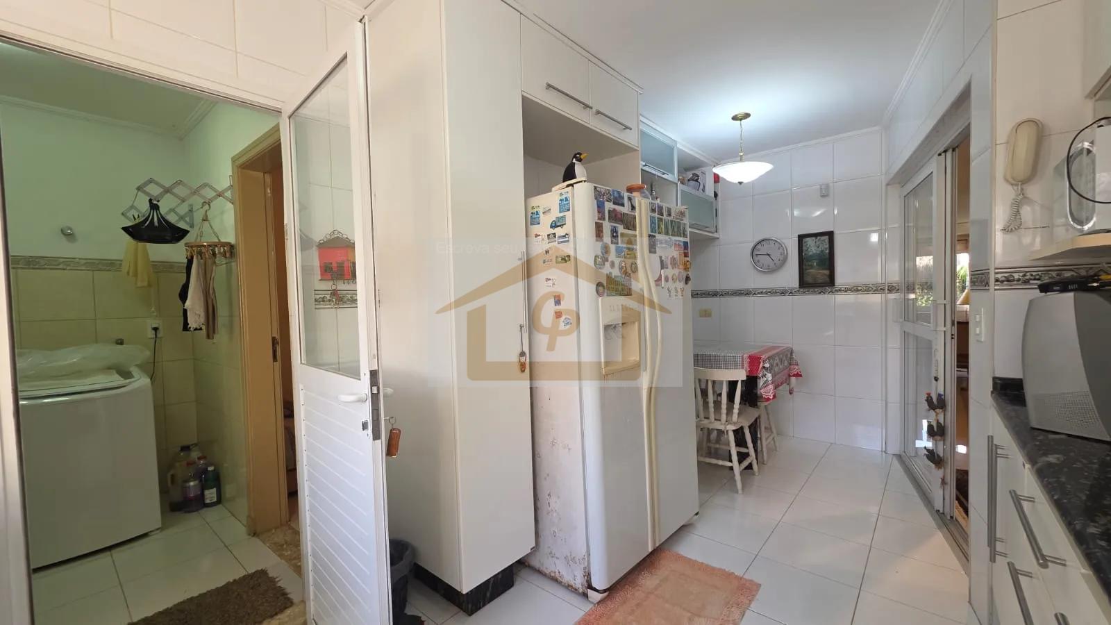 CASA T&Eacute;RREA EM CONDOM&Iacute;NIO FECHADO!!! 3 Su&iacute;tes, 6 vagas *piscina  Cotia - 