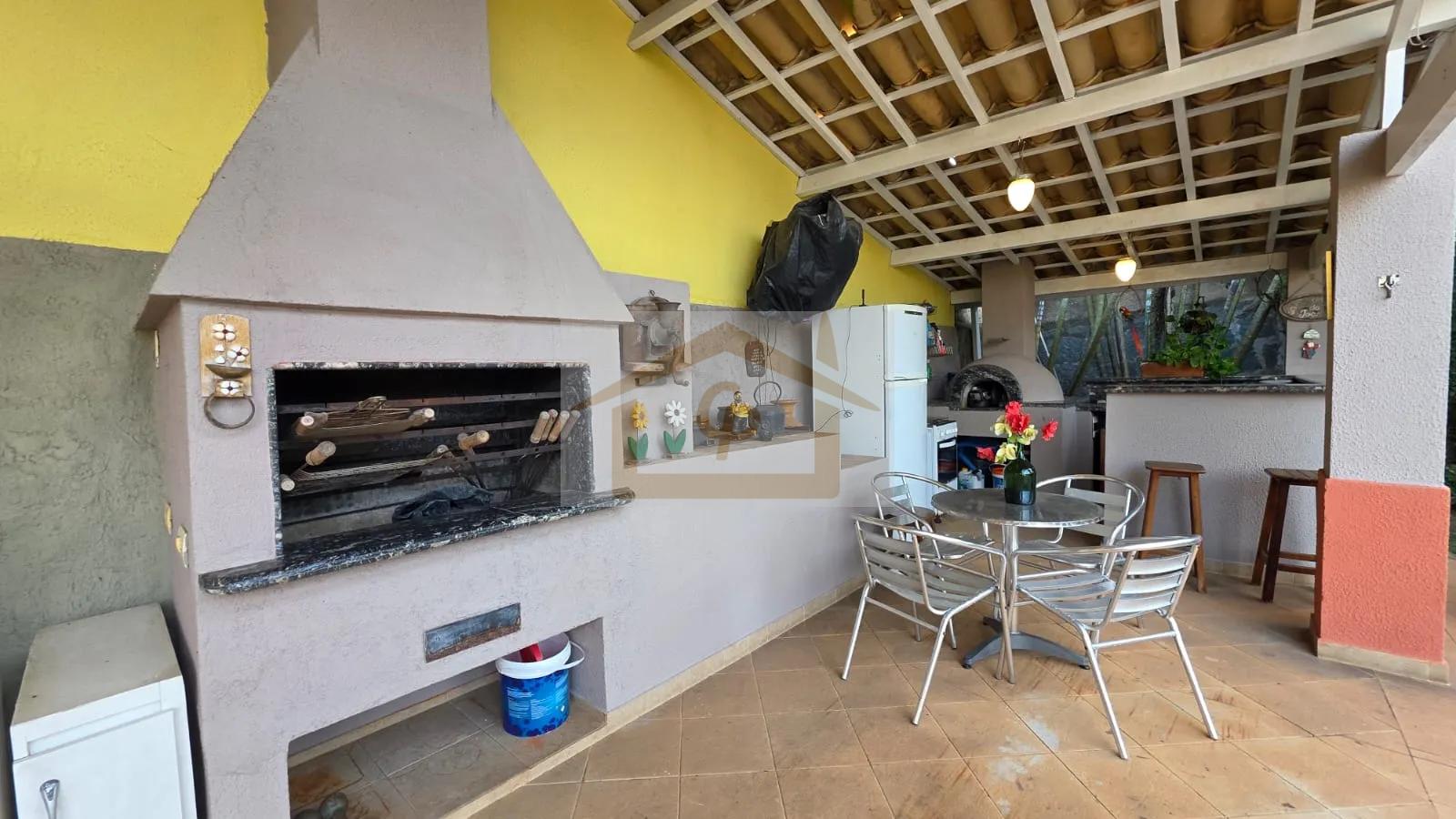CASA T&Eacute;RREA EM CONDOM&Iacute;NIO FECHADO!!! 3 Su&iacute;tes, 6 vagas *piscina  Cotia - 