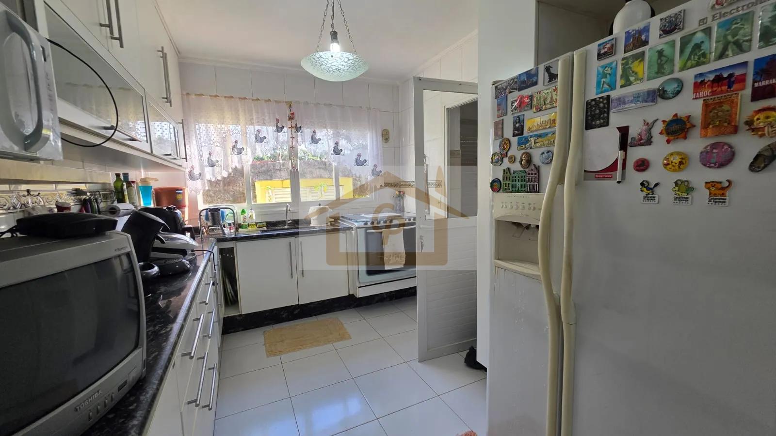 CASA T&Eacute;RREA EM CONDOM&Iacute;NIO FECHADO!!! 3 Su&iacute;tes, 6 vagas *piscina  Cotia - 