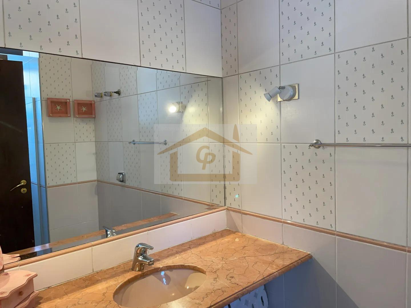 Magn&iacute;fica casa bem ao estilo Granjeiros! S&atilde;o 3 su&iacute;tes 6 Garagens Avenida Benedito Isac Píres Cotia - 