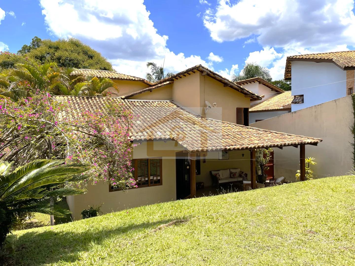 Magn&iacute;fica casa bem ao estilo Granjeiros! S&atilde;o 3 su&iacute;tes 6 Garagens Avenida Benedito Isac Píres Cotia - 