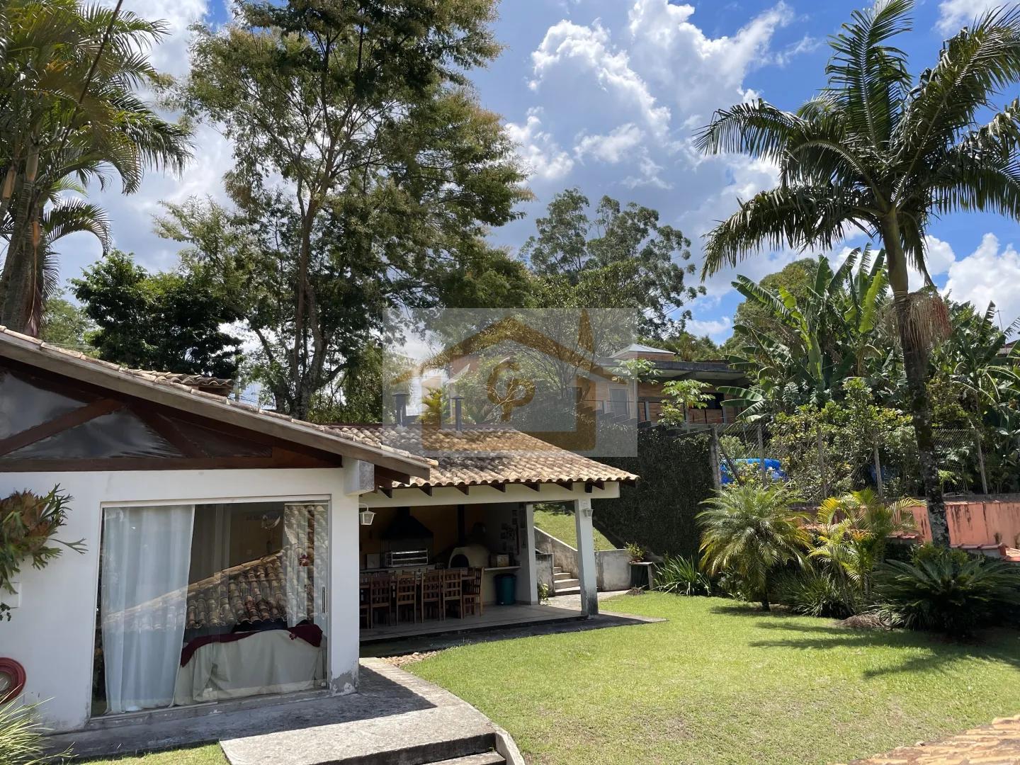 Magn&iacute;fica casa bem ao estilo Granjeiros! S&atilde;o 3 su&iacute;tes 6 Garagens Avenida Benedito Isac Píres Cotia - 