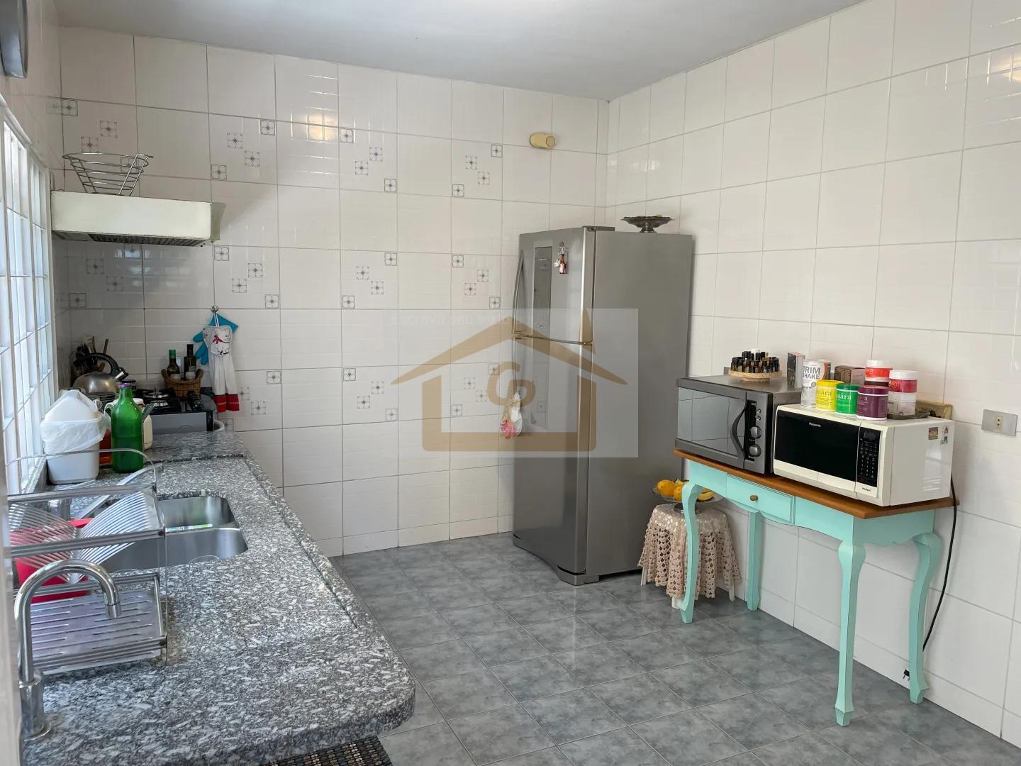 Magn&iacute;fica casa bem ao estilo Granjeiros! S&atilde;o 3 su&iacute;tes 6 Garagens Avenida Benedito Isac Píres Cotia - 