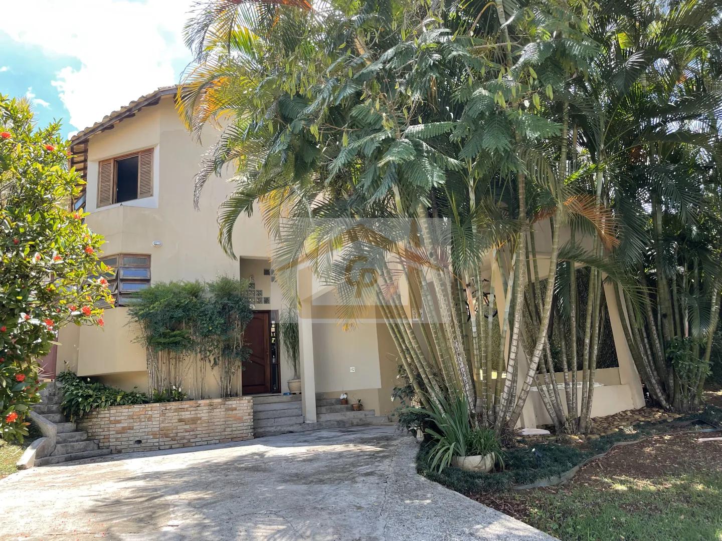 Magn&iacute;fica casa bem ao estilo Granjeiros! S&atilde;o 3 su&iacute;tes 6 Garagens Avenida Benedito Isac Píres Cotia - 