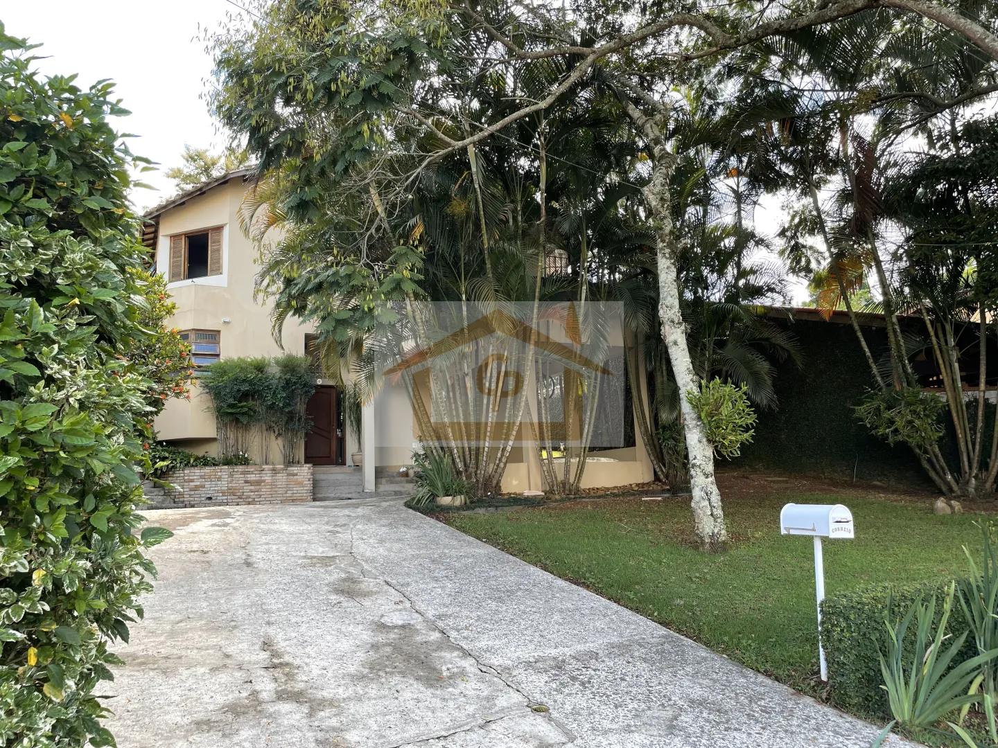 Magn&iacute;fica casa bem ao estilo Granjeiros! S&atilde;o 3 su&iacute;tes 6 Garagens Avenida Benedito Isac Píres Cotia - 