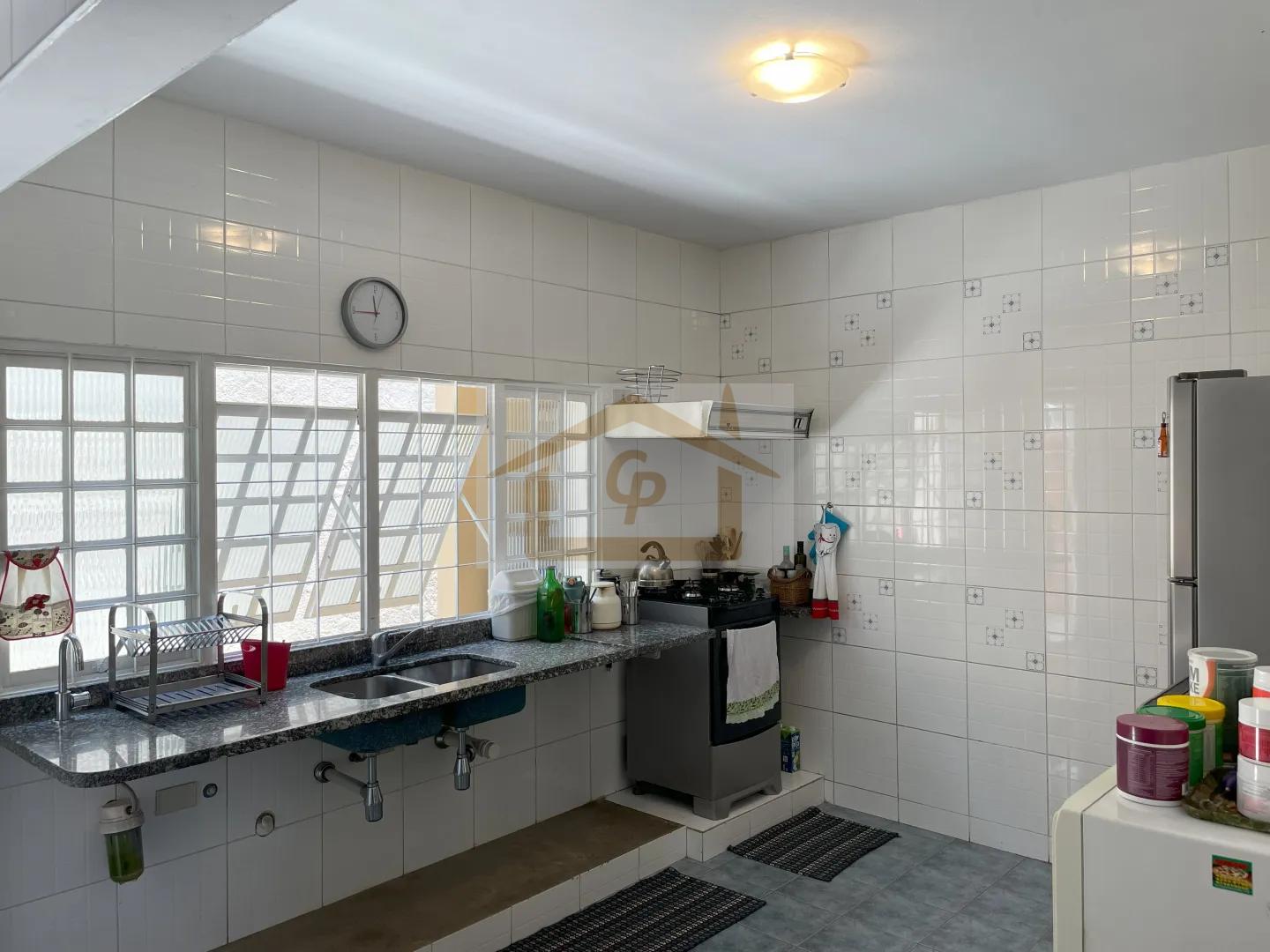 Magn&iacute;fica casa bem ao estilo Granjeiros! S&atilde;o 3 su&iacute;tes 6 Garagens Avenida Benedito Isac Píres Cotia - 