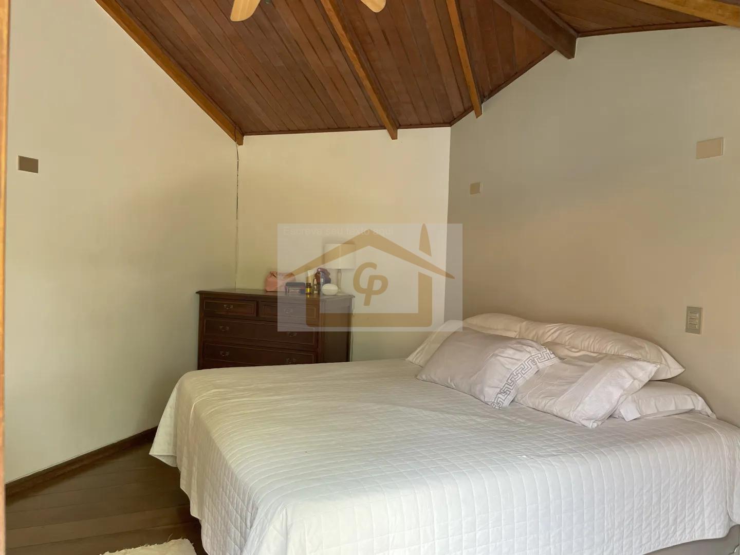 Magn&iacute;fica casa bem ao estilo Granjeiros! S&atilde;o 3 su&iacute;tes 6 Garagens Avenida Benedito Isac Píres Cotia - 