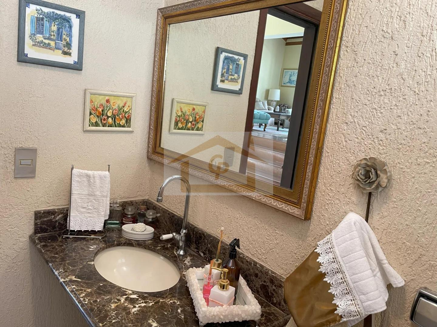 Magn&iacute;fica casa bem ao estilo Granjeiros! S&atilde;o 3 su&iacute;tes 6 Garagens Avenida Benedito Isac Píres Cotia - 