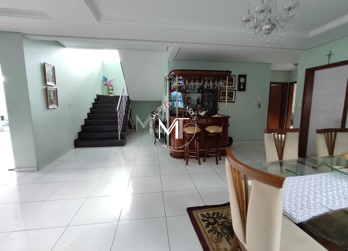 Casa Sobrado - 6 Dormitórios - 4 Suítes - Uberlândia - 