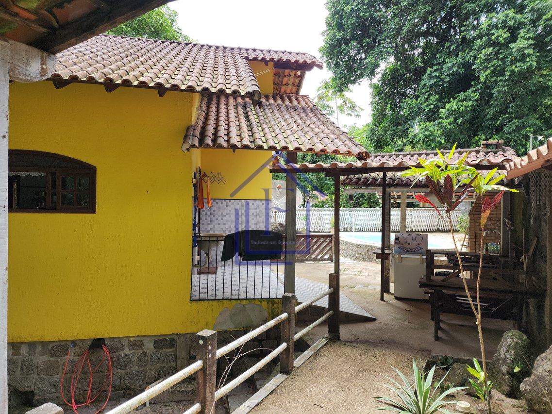 Casa com ótimo terreno dentro de condomínio em Guapimirim - Guapimirim - 
