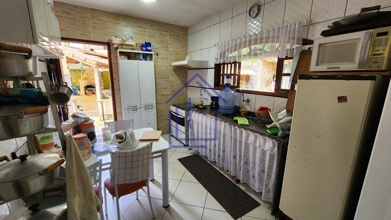 Casa com ótimo terreno dentro de condomínio em Guapimirim - Guapimirim - 