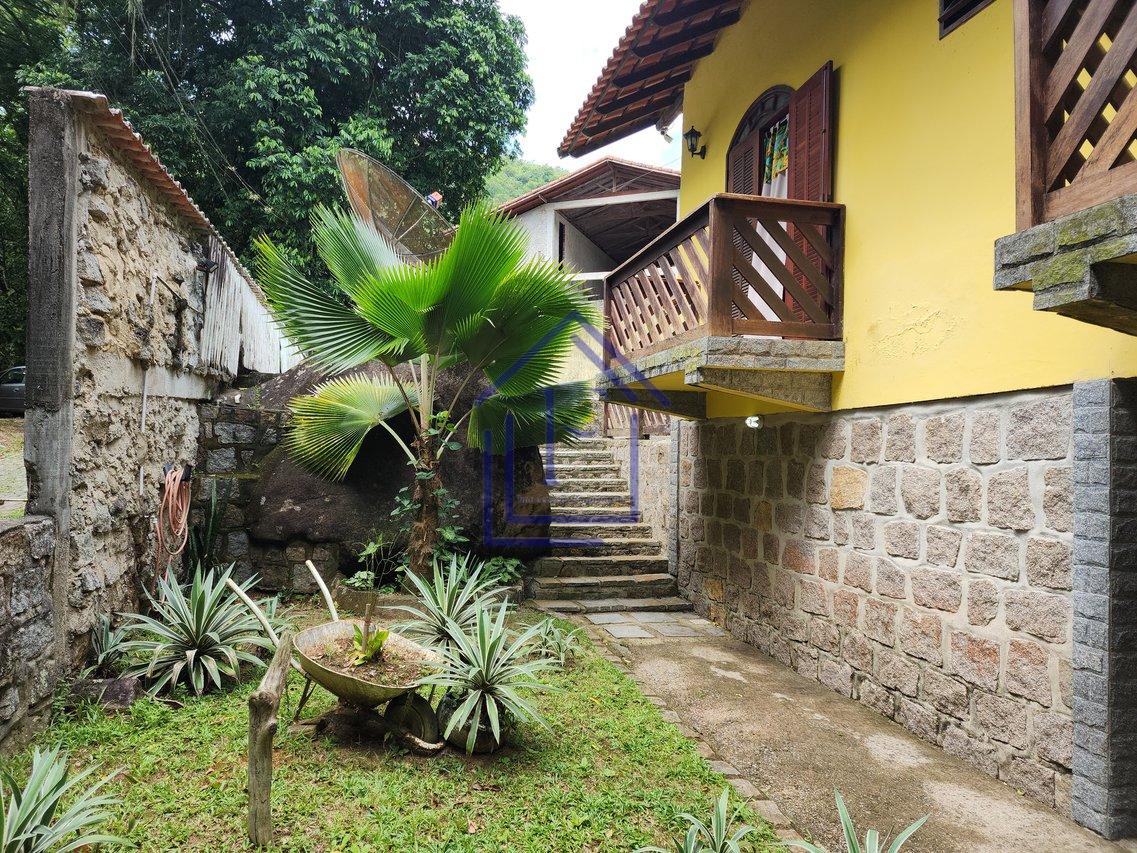 Casa com ótimo terreno dentro de condomínio em Guapimirim - Guapimirim - 