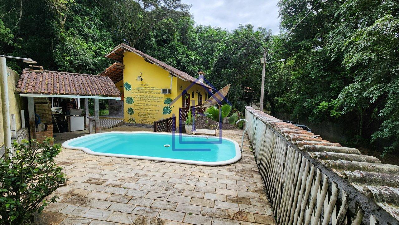 Casa com ótimo terreno dentro de condomínio em Guapimirim - Guapimirim - 