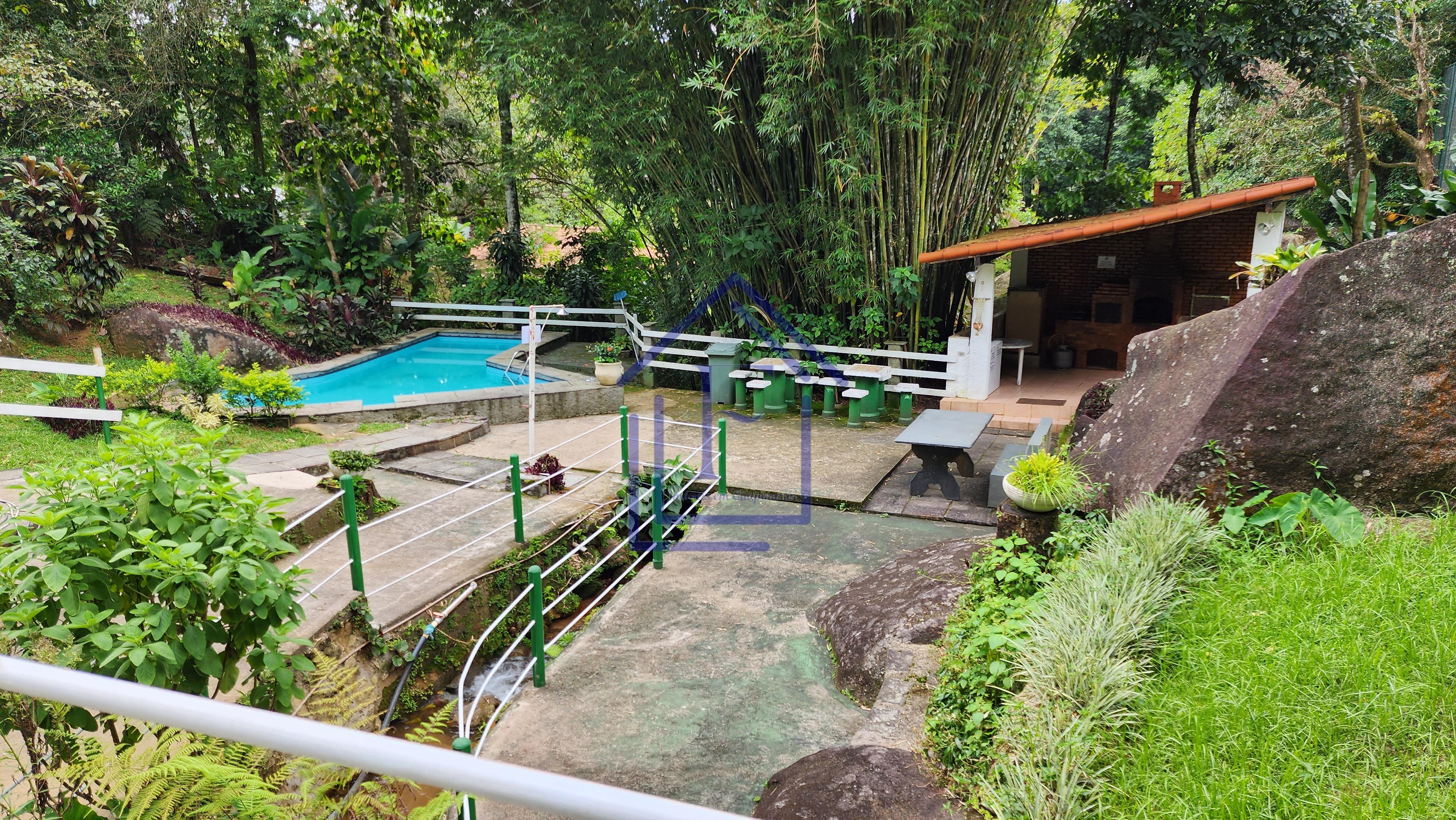 S&iacute;tio com 5.000 m&sup2;, casa duplex e cachoeira passando na divisa do im&oacute;vel! Estrada da Barreira Guapimirim - 