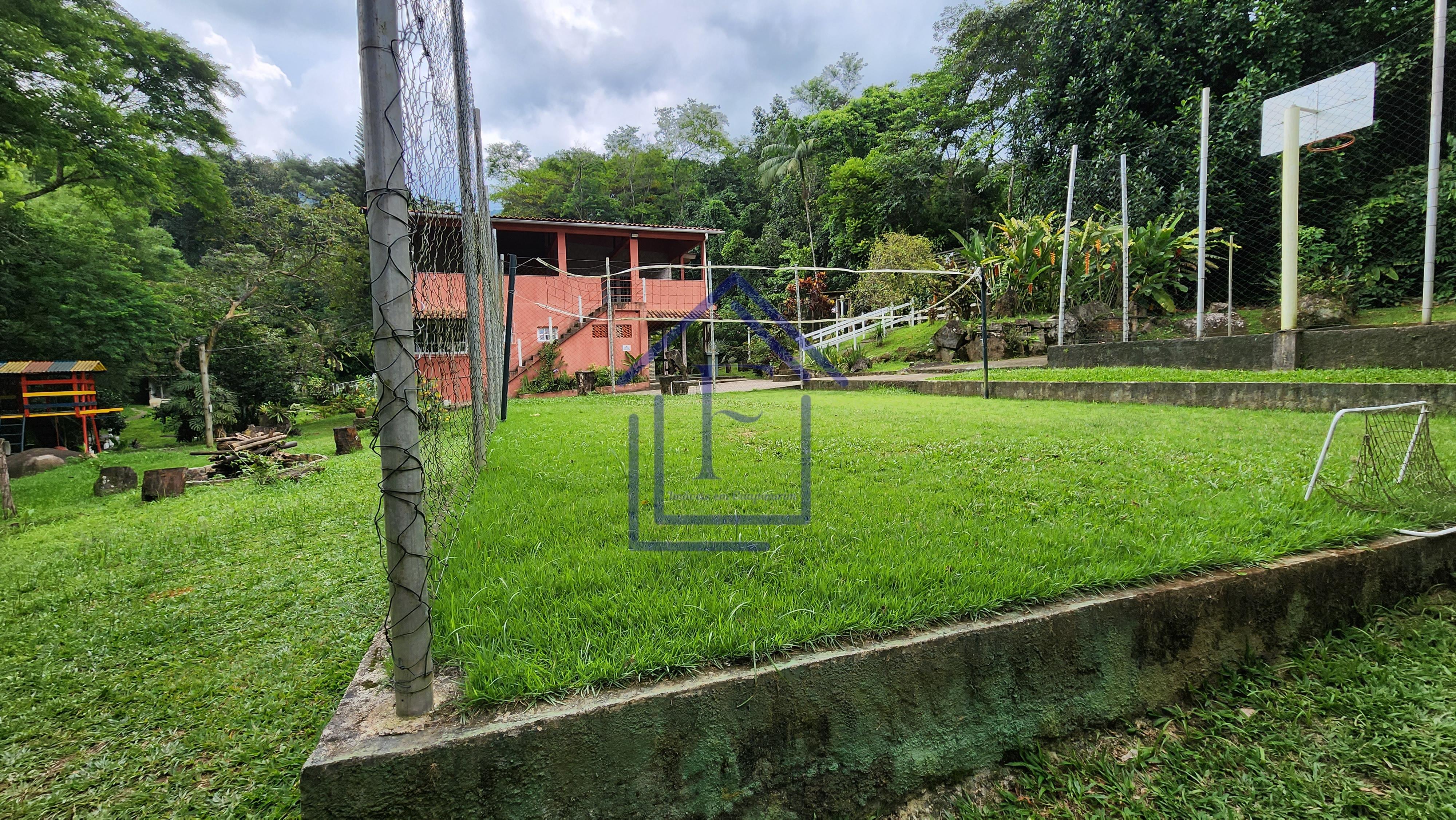 S&iacute;tio com 5.000 m&sup2;, casa duplex e cachoeira passando na divisa do im&oacute;vel! Estrada da Barreira Guapimirim - 