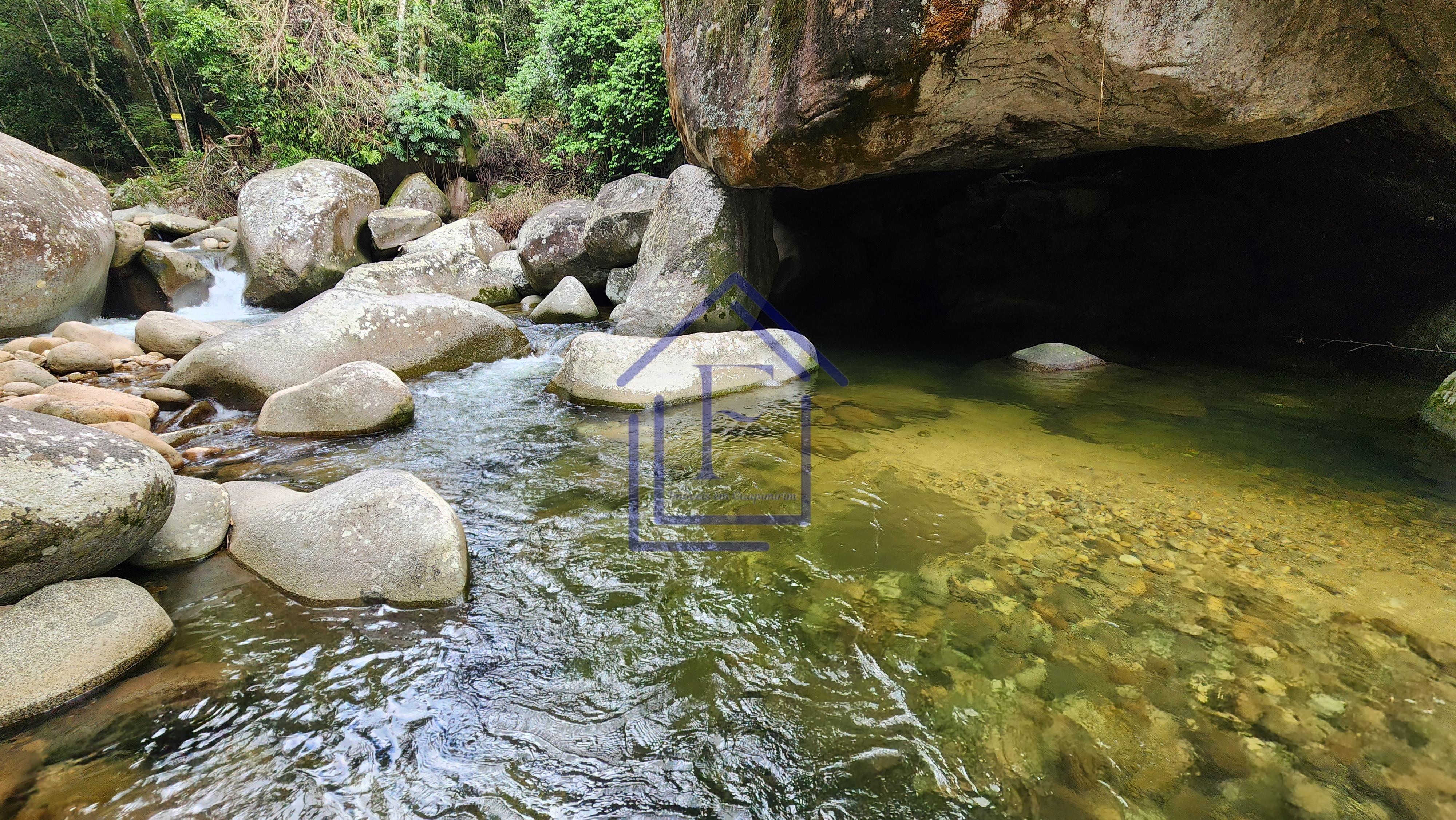 S&iacute;tio com 5.000 m&sup2;, casa duplex e cachoeira passando na divisa do im&oacute;vel! Estrada da Barreira Guapimirim - 