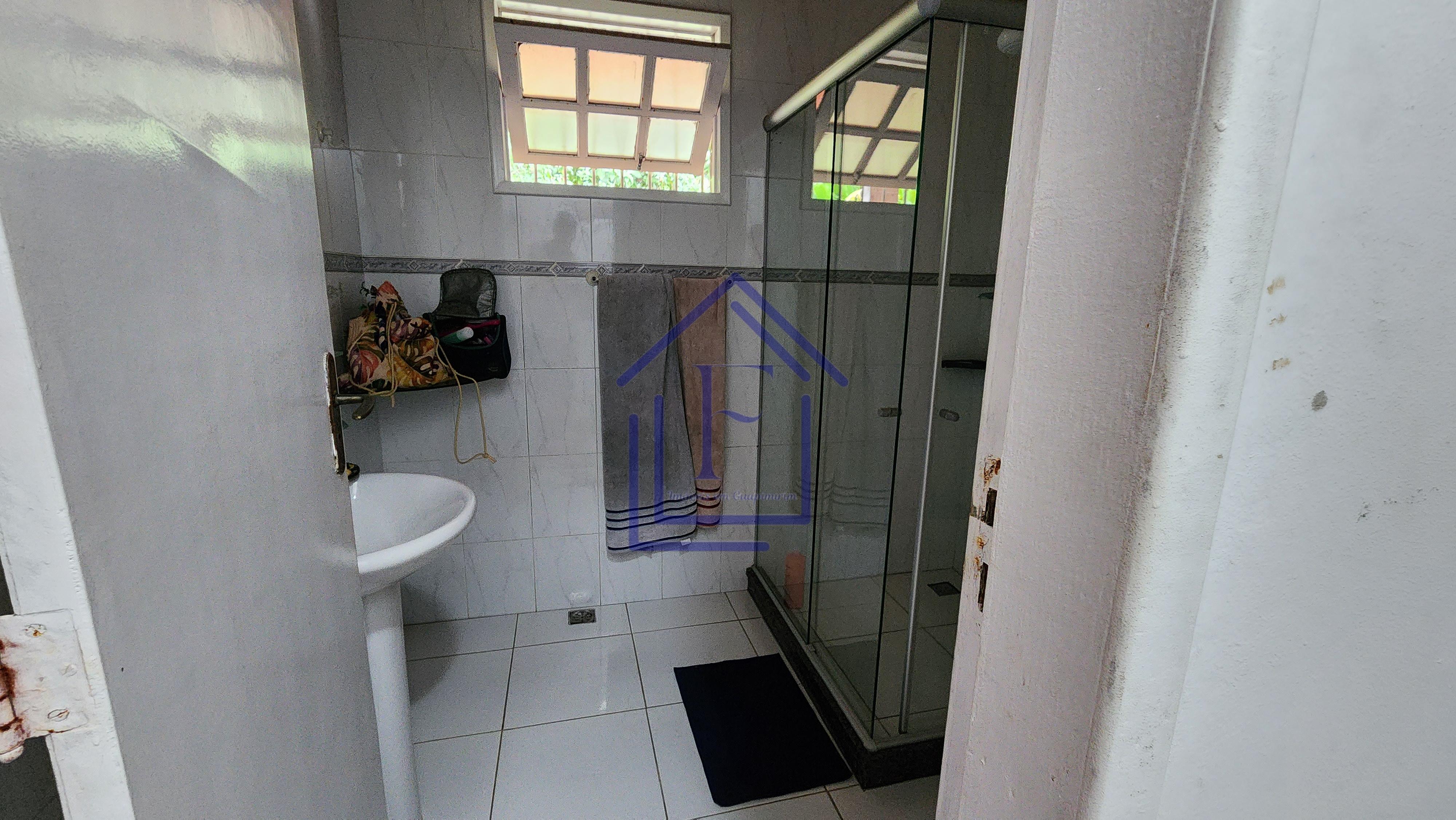 S&iacute;tio com 5.000 m&sup2;, casa duplex e cachoeira passando na divisa do im&oacute;vel! Estrada da Barreira Guapimirim - 