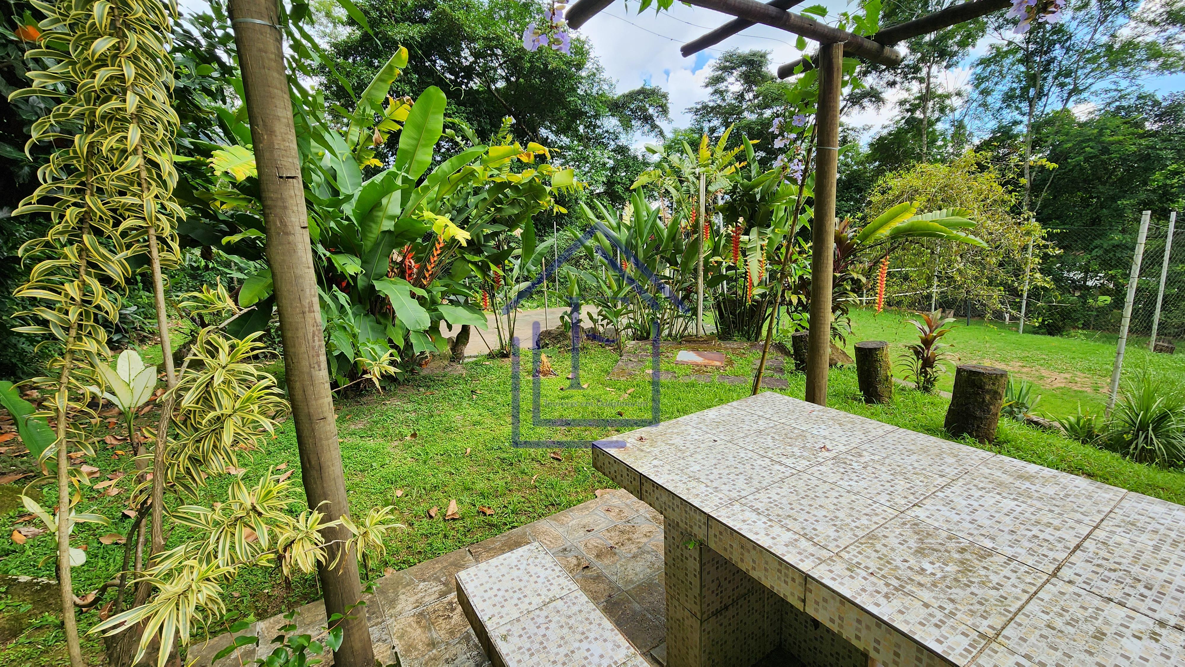 S&iacute;tio com 5.000 m&sup2;, casa duplex e cachoeira passando na divisa do im&oacute;vel! Estrada da Barreira Guapimirim - 