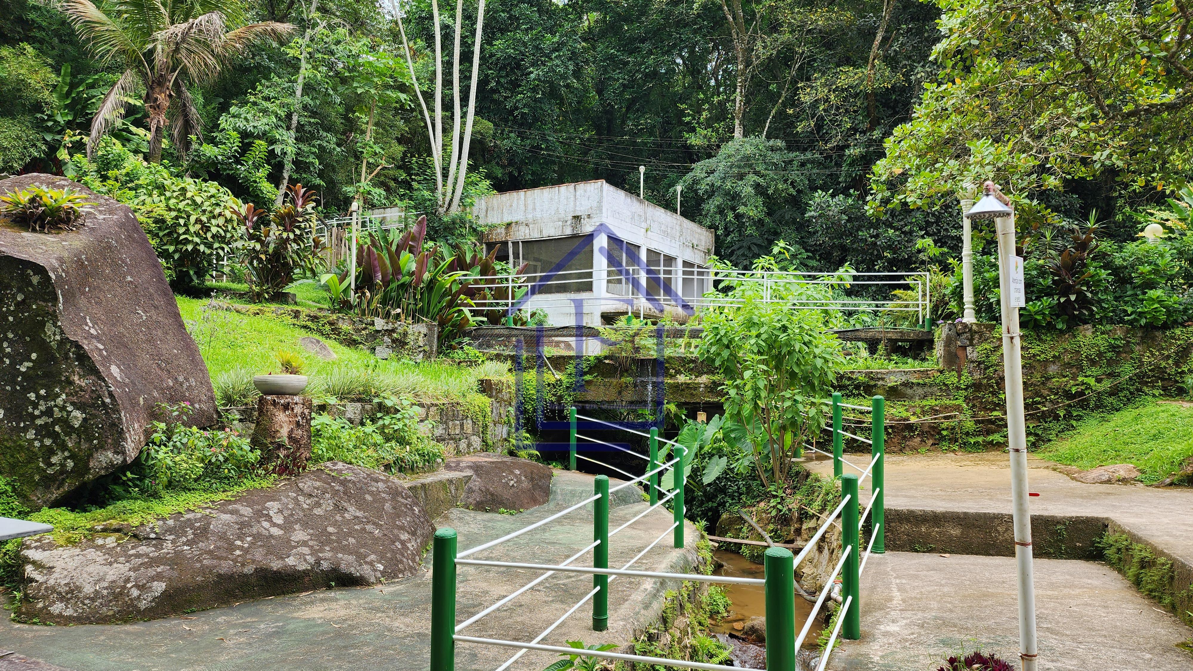 S&iacute;tio com 5.000 m&sup2;, casa duplex e cachoeira passando na divisa do im&oacute;vel! Estrada da Barreira Guapimirim - 