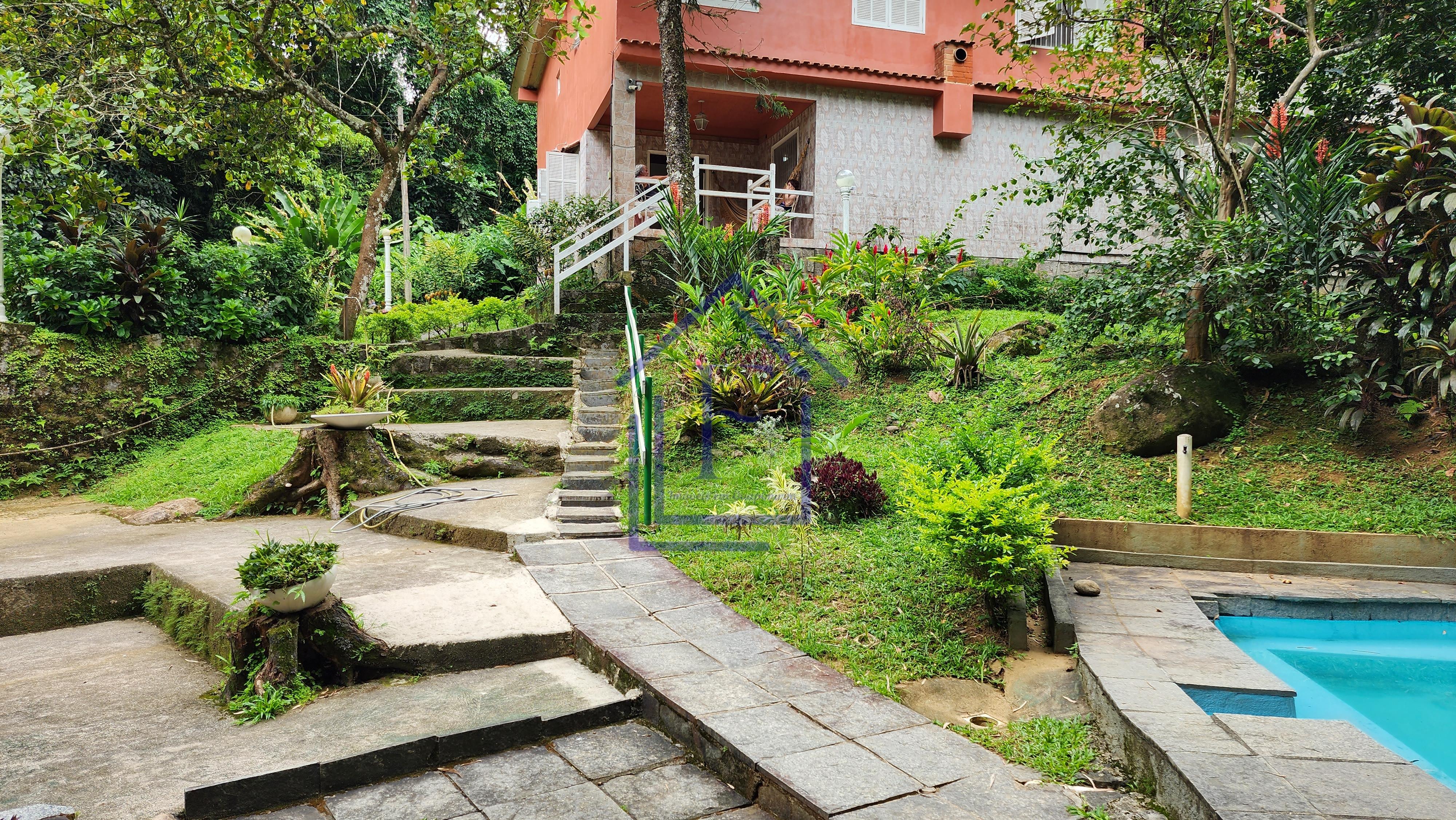 S&iacute;tio com 5.000 m&sup2;, casa duplex e cachoeira passando na divisa do im&oacute;vel! Estrada da Barreira Guapimirim - 