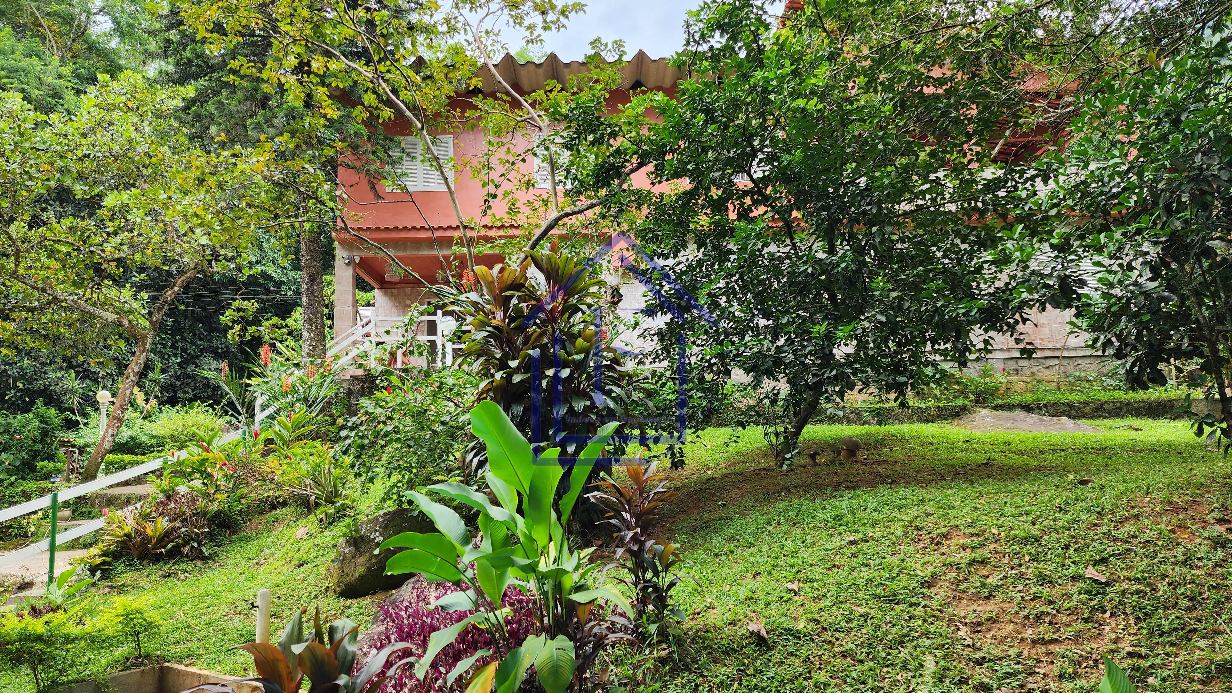 S&iacute;tio com 5.000 m&sup2;, casa duplex e cachoeira passando na divisa do im&oacute;vel! Estrada da Barreira Guapimirim - 
